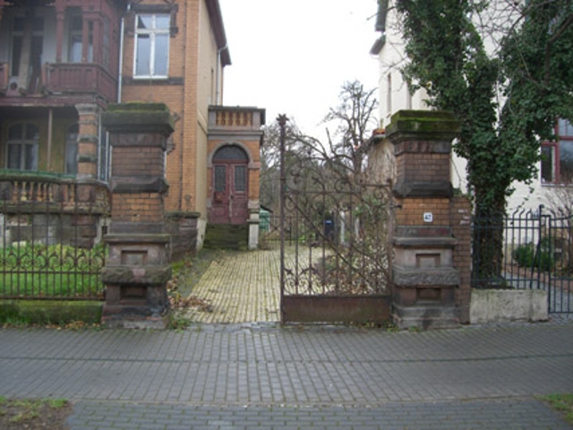Torzufahrt vor der Sanierung